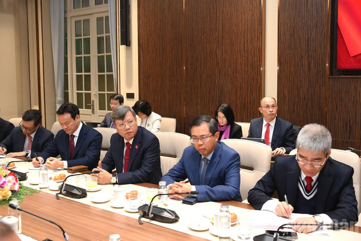 Các Đại sứ, Trưởng cơ quan đại diện Việt Nam tại nước ngoài tham dự cuộc làm việc.