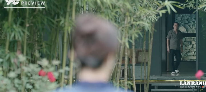 Ông Sách ngỡ ngàng khi bóng dáng quen thuộc đứng ngoài cửa nhà vườn.