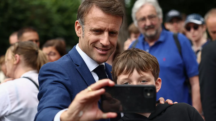 Tổng thống Macron đang nỗ lực bảo vệ thanh thiếu niên khỏi ảnh hưởng tiêu cực của mạng xã hội. (Ảnh: Anessoft)