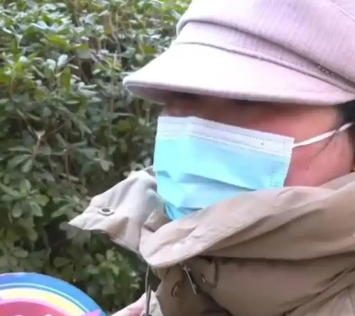 Cô Lý đội mũ và đeo khẩu trang khi tiếp tục trả lời phỏng vấn. (Ảnh: Baidu)