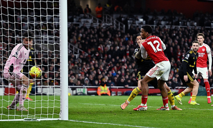 Martinez phá bóng trượt trước khi Timber dứt điểm. (Ảnh: Reuters)