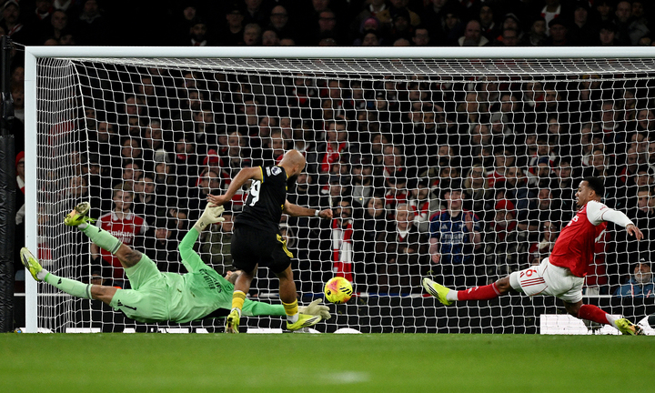 Mbeumo ghi bàn sau sai lầm của cầu thủ Arsenal. (Ảnh: Reuters)