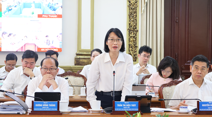 Phó Chủ tịch UBND TP.HCM Trần Thị Diệu Thúy báo cáo công tác chăm lo Tết Nguyên đán Bính Ngọ trong cuộc họp với các xã, phường, đặc khu sáng 26/1.