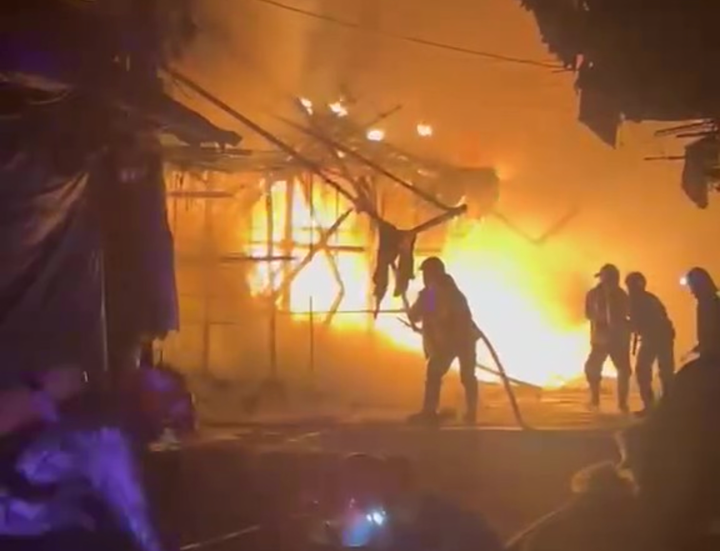 Lửa bao trùm nhiều căn nhà, lực lượng chức năng phong toả hiện trường. (Ảnh cắt từ clip)