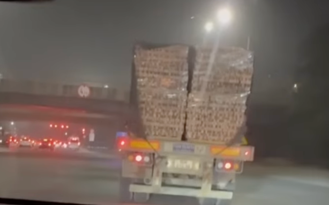 Chiếc xe ô tô chở gạch không chằng buộc cẩn thận gây nguy hiểm cho các phương tiện khác.