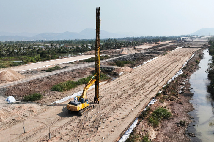 Để chỉ đạo tháo gỡ, UBND tỉnh Quảng Ninh và các sở, ngành liên quan đã thực hiện rà soát, bố trí, ưu tiên phân bổ đất tại các mỏ trong khu vực về phục vụ đắp nền; sử dụng nguồn đất đá thải mỏ làm vật liệu đắp đường công vụ phục vụ thi công; ứng dụng cát nghiền thay thế cho cát tự nhiên… Đến nay, những khó khăn từng bước được tháo gỡ.