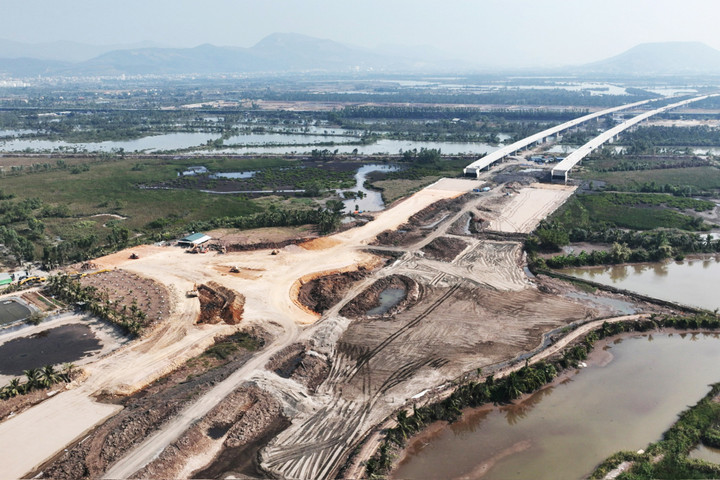 Sau khoảng 4 năm triển khai, do tuyến đường được thiết kế chạy qua các khu vực có địa chất phức tạp, nhiều đầm lầy và sông ngòi…, trong khi nguồn nguyên vật liệu là đất và cát đắp gặp nhiều khó khăn, công tác xử lý nền đất yếu kéo dài, khiến dự án gặp nhiều khó khăn.