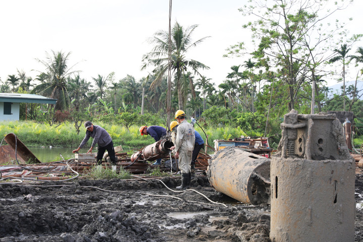 Đầu tháng 11/2025, chủ đầu tư là Ban Quản lý dự án đầu tư xây dựng khu vực II đã phát động thi đua 60 ngày đêm cao điểm đẩy nhanh tiến độ dự án với mục tiêu thi công xong đất đắp nền đường K95, xử lý đất yếu bằng cọc đất gia cố xi măng tại gói thầu số 8; thông 20,03 km nền K95, hoàn thành xử lý đất yếu tại gói thầu số 9, khối lượng giải ngân đợt thi đua đạt trên 1.000 tỷ đồng…