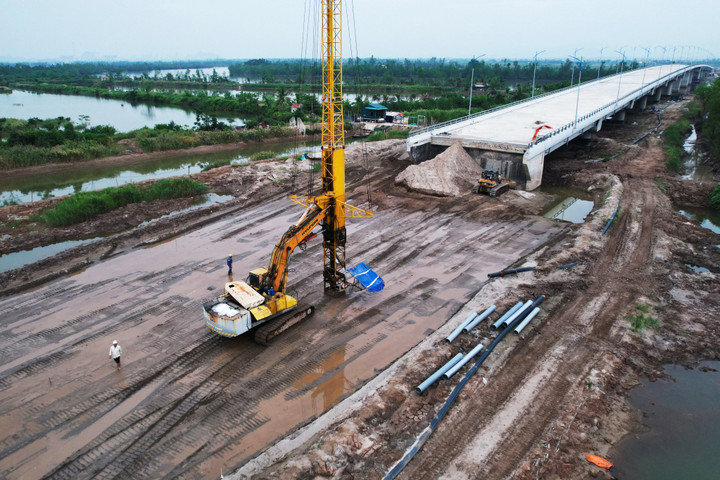 Nhà thầu tập trung thi công mố cầu và đường đầu cầu sông Rút trên tuyến dự án đường ven sông.