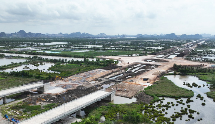 Khó khăn nhất tại dự án là hạng mục thi công đường, do công tác xử lý nền đất yếu phức tạp, mất nhiều thời gian, nguồn nguyên vật liệu đắp nền tại khu vực khan hiếm, vì thế tiến độ chưa được như mong muốn.