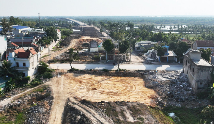 Dù các địa phương đã phát động và đẩy nhanh công tác giải phóng mặt bằng phục vụ thi công, tuy nhiên hiện trên tuyến vẫn còn nhiều mặt bằng chưa được bàn giao nằm tại các địa phương Đông Triều, Hoàng Quế, Mạo Khê, Yên Tử và Uông Bí. Nhiều vị trí vẫn còn vướng công trình hạ tầng kỹ thuật (điện, nước, viễn thông...) chưa được di dời khiến công tác tổ chức thi công chưa được đồng bộ, liên hoàn, công tác vận chuyển nguyên vật liệu vào công trường bị đứt quãng, khó khăn.