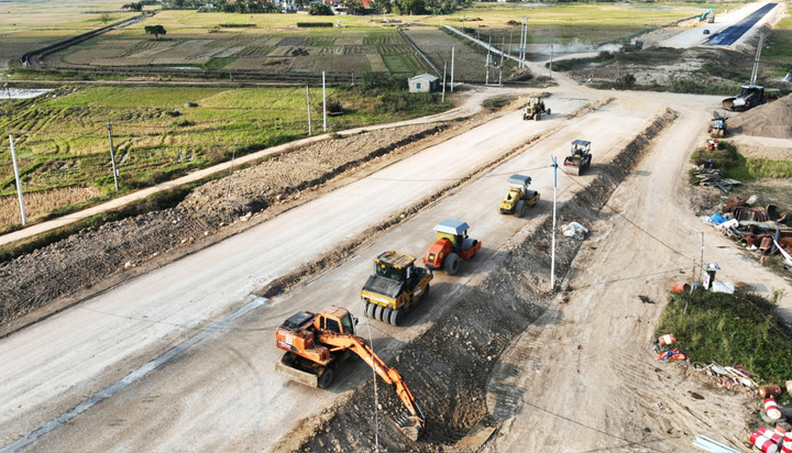 Nhà thầu bố trí bổ sung, tăng cường gấp 2 lần nhân lực, phương tiện so với hợp đồng đăng ký, tổ chức thi công 3 ca, 4 kíp theo đúng kế hoạch. Song song với đó, thực hiện ký cam kết với các đơn vị cung cấp nguyên vật liệu, tập kết đầy đủ về công trường theo tiến độ biểu đồ chi tiết từng hạng mục. Điều này, sẽ tránh đứt gãy cung ứng, không để xảy ra tình trạng gián đoạn công trường.