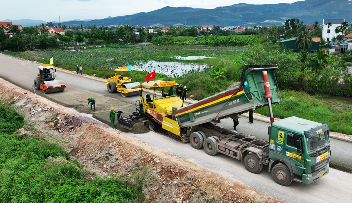 Đến hết năm 2025, dự án đường ven sông hoàn thành tổng số 33 km thảm bê tông nhựa mặt đường tại nhánh đường song hành. Điều này góp phần quan trọng đẩy nhanh tiến độ hoàn thành dự án vào năm 2026, đóng góp vào tăng trưởng của ngành xây dựng và tăng trưởng chung của tỉnh, trở thành công trình động lực quan trọng trong chiến lược hiện thực hóa chủ trương, mục tiêu xây dựng hành lang kinh tế phía Tây của tỉnh kết nối tới Đồng bằng sông Hồng và Thủ đô Hà Nội với định hướng phát triển chuỗi đô thị - công nghiệp xanh và du lịch văn hóa lịch sử.