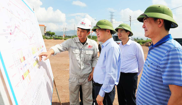 Ông Bùi Văn Khắng, Chủ tịch UBND tỉnh Quảng Ninh nhiều lần trực tiếp đi kiểm tra thực địa dự án, yêu cầu chủ đầu tư và các nhà thầu phối hợp chặt chẽ với các sở, ngành, địa phương liên quan để khẩn trương giải quyết dứt điểm khó khăn về nguồn đất, cát đắp thông qua việc đẩy nhanh tiến độ hoàn thành thủ tục các mỏ đất; mở rộng, tìm kiếm nguồn nguyên vật liệu phù hợp để bù đắp cho nguồn nguyên vật liệu khan hiếm.