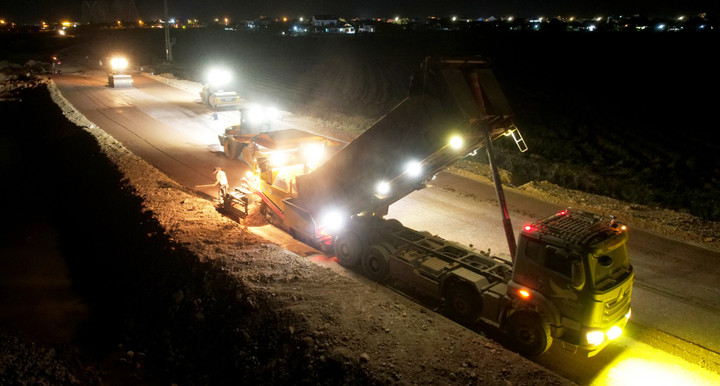 Với khí thế thi đua của Chiến dịch 60 ngày đêm tăng tốc thi công tuyến đường ven sông đoạn từ đường tỉnh 338 đến Cổng tỉnh, các đơn vị nhà thầu đang huy động tối đa nhân lực, “làm ngày không đủ, tranh thủ làm đêm”, quyết liệt đẩy nhanh tiến độ.