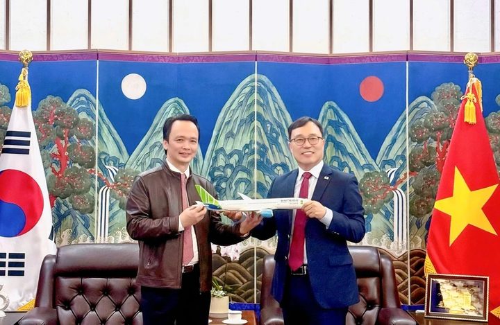 Ông Trịnh Văn Quyết (trái) tại buổi làm việc giữa FLC, Bamboo Airways và Đại sứ quán Hàn Quốc tại Việt Nam. (Ảnh: Tập đoàn FLC)