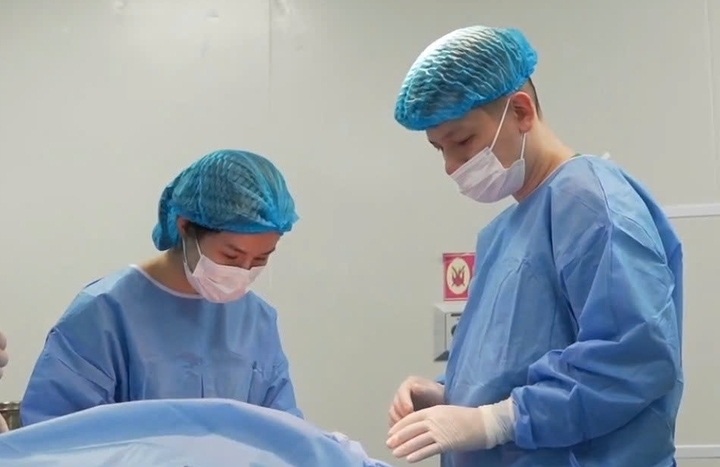 Bác sĩ Nghĩa xử trí cho ca bệnh biến chứng làm đẹp. (Ảnh: BSCC)