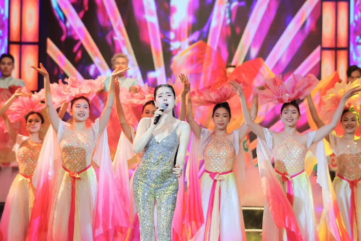 Lệ Quyên chinh phục khán giả bằng giọng hát giàu trải nghiệm.