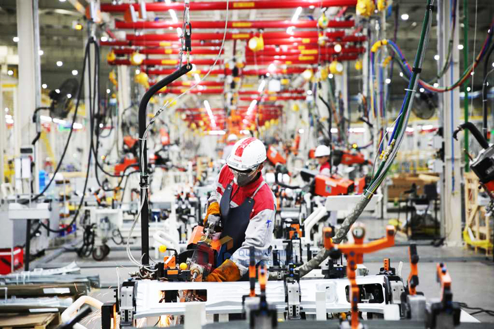 Công nghiệp chế biến, chế tạo tiếp tục nổi lên là trụ cột mới của nền kinh tế, đóng góp đáng kể vào tăng trưởng chung của Quảng Ninh, phù hợp với sự chuyển dịch cơ cấu kinh tế từ “nâu” sang “xanh”, từ khai thác tài nguyên sang sản xuất có giá trị gia tăng cao.