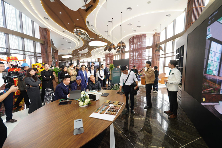 Khách hàng tham quan, trực tiếp trải nghiệm không gian 6Senses Gallery, lắng nghe những chia sẻ về vật liệu hoàn thiện của dự án.