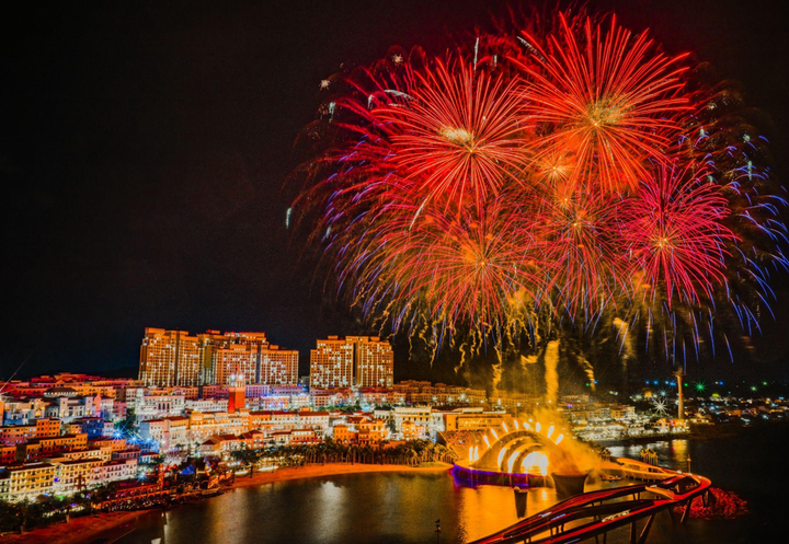 Màn pháo hoa tầm cao thắp sáng bầu trời Phú Quốc hàng đêm.