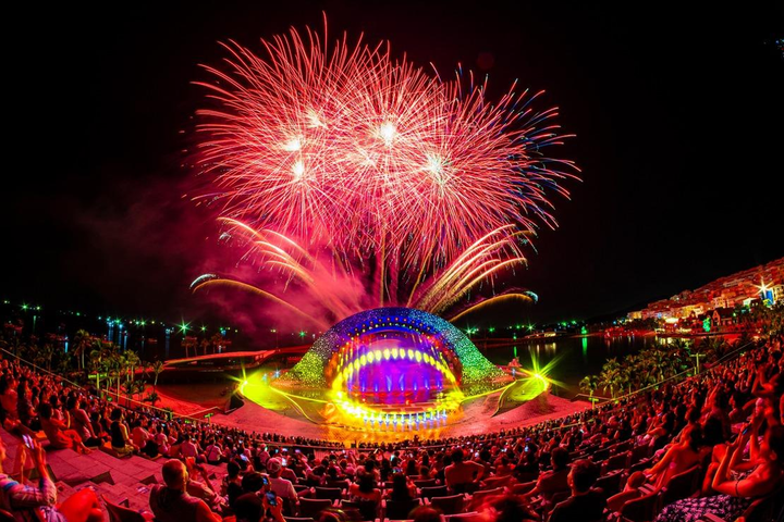 Hàng nghìn khán giả đón xem trực tiếp tại sân khấu Nụ hôn của biển cả mỗi đêm.