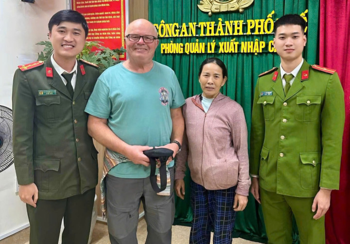 Công an TP Huế tổ chức trao trả tài sản cho nam du khách người Anh