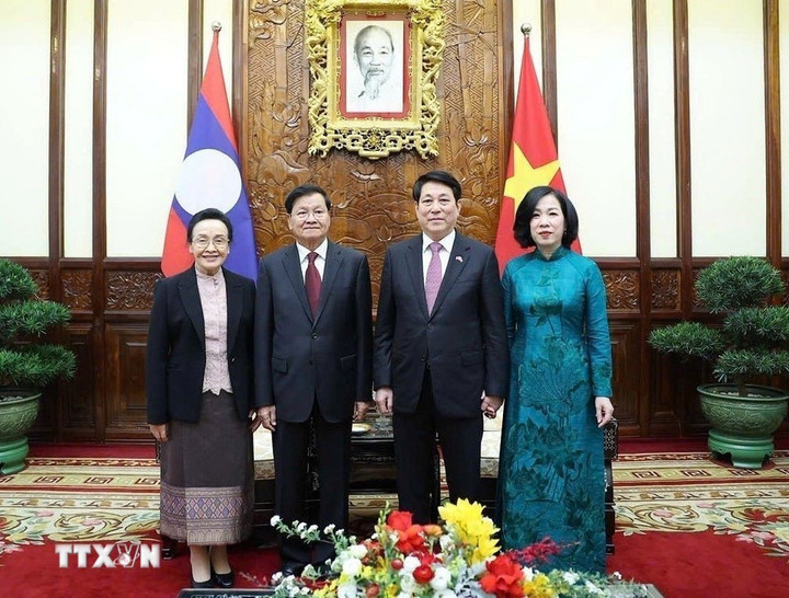 Chủ tịch nước Lương Cường và phu nhân cùng Tổng Bí thư, Chủ tịch nước Lào Thongloun Sisoulith và phu nhân chụp ảnh chung. (Ảnh: TTXVN)