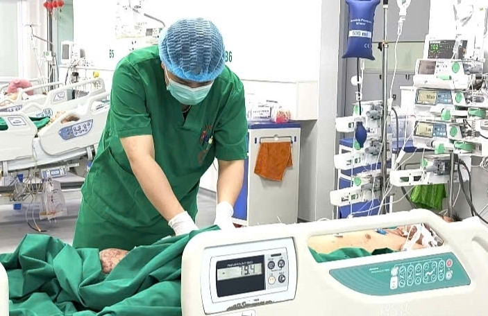 Người bệnh hôn mê do nhiễm vi khuẩn não mô cầu. (Ảnh: BVCC)