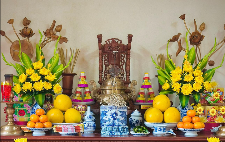 Bao sái bàn thờ nên được tiến hành trước lễ Tất niên. (Ảnh: Đỗ Thu Ngọc)