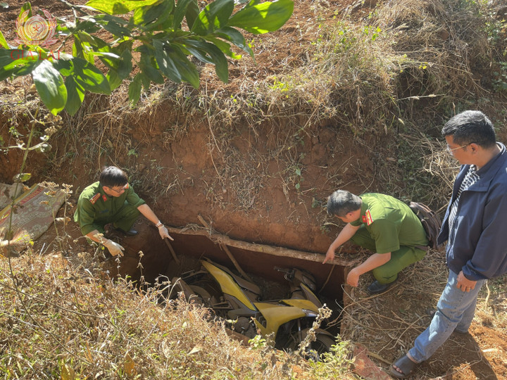 Chiếc xe đã được sơn lại màu vàng, được phát hiện dưới chiếc hố trong mương cạn. (Ảnh: Công an Gia Lai).