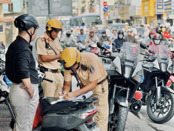 người đi xe máy trên vỉa hè bị phạt tiền từ 4.000.000 – 6.000.000đ và bị trừ 2 điểm giấy phép lái xe theo Nghị định 168/2024/NĐ-CP.