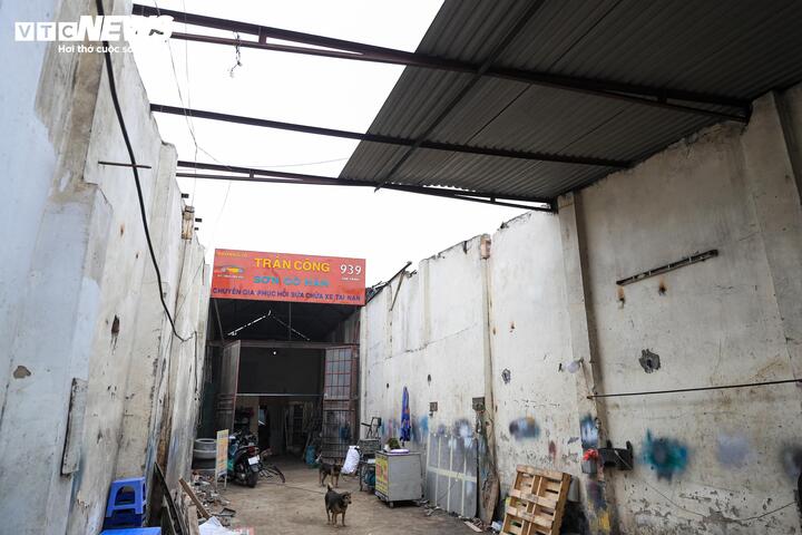 “Dù chưa nhận tiền đền bù, gia đình tôi vẫn hoàn toàn chấp thuận bàn giao mặt bằng cho dự án. Hiện gia đình đã tháo dỡ mái tôn, chỉ chờ đơn vị thi công đến phá dỡ. Với diện tích hơn 100 m², mức đền bù 60 triệu đồng/m², gia đình tôi được bồi thường gần 6 tỷ đồng”, chị Huyền cho biết.