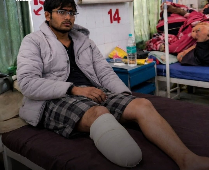 Suraj tự cắt chân phải để được xét tuyển diện người khuyết tật.