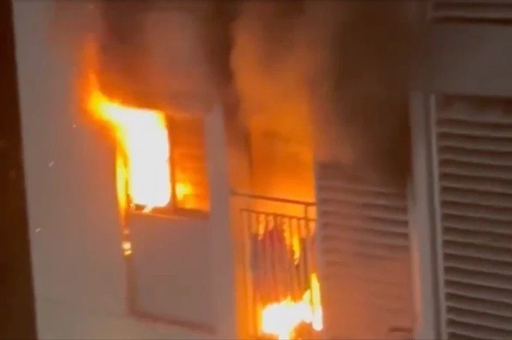 Đám cháy bốc lên từ căn hộ chung cư. (Ảnh: Cắt từ video)