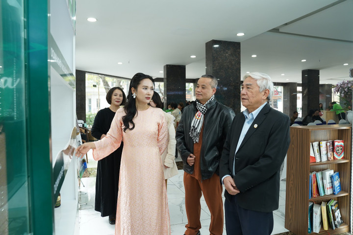 Tham quan khu vực trưng bày sản phẩm Medifood VGreen.