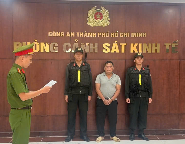 Huỳnh Văn Trường (giữa) bị khởi tố, bắt tạm giam để điều tra về tội “Vi phạm quy định về an toàn thực phẩm”. (Ảnh: CACC)