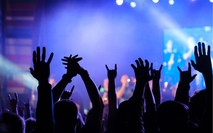 Các sự kiện âm nhạc với cường độ âm thanh lớn tiềm ẩn nguy cơ gây hại cho thính lực. (Ảnh minh họa: Getty Images)