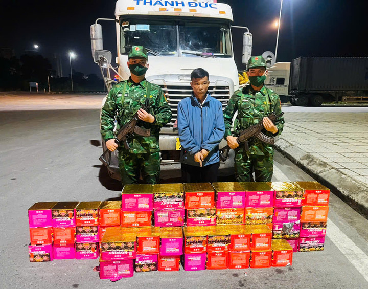 Lượng lớn pháo lậu được đối tượng Dân mua từ Trung Quốc đưa về Việt Nam với mục đích bán kiếm lời.