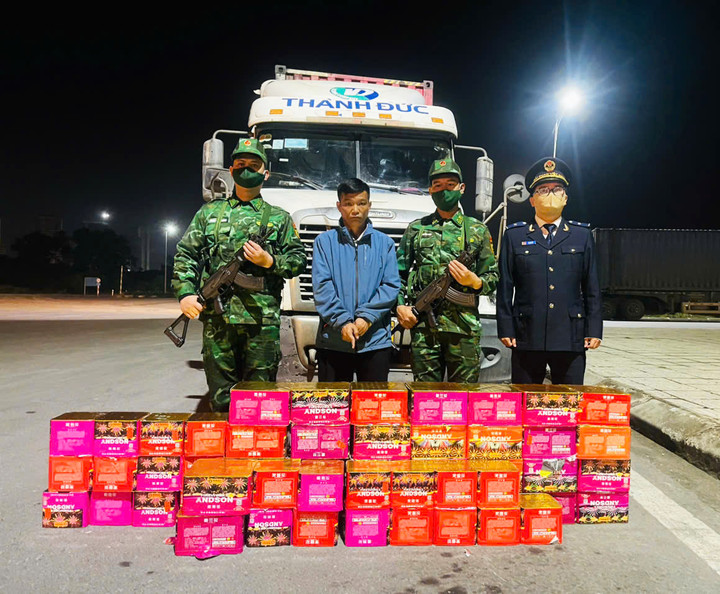 Tổ công tác thuộc Đồn Biên phòng cửa khẩu quốc tế Móng Cái phối hợp với cơ quan Hải quan và công an phát hiện lượng lớn pháo lậu được cất giấu quanh xe container do Dân điều khiển.