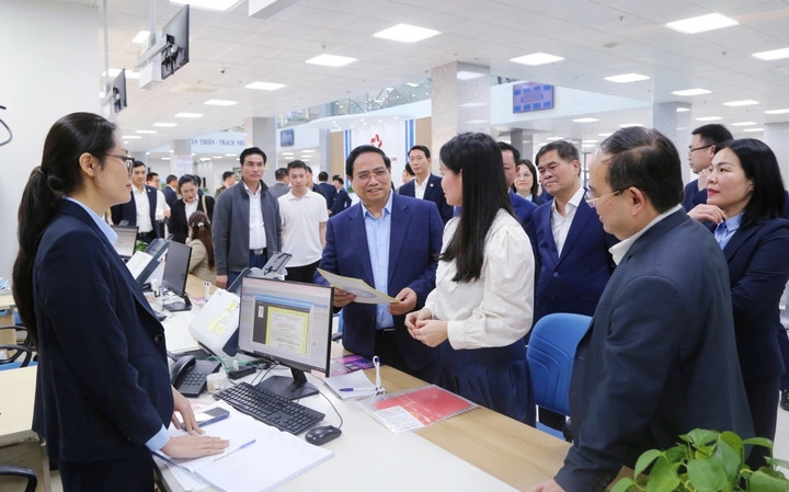 Thủ tướng Phạm Minh Chính đi thăm và động viên cán bộ, công chức, viên chức, người lao động làm việc tại Trung tâm phục vụ hành chính công tỉnh Quảng Ninh.