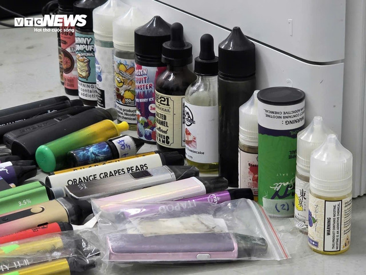 Thiết bị thuốc lá điện tử các bệnh nhân bị ngộ độc mang đến Trung tâm Chống độc, Bệnh viện Bạch Mai. (Ảnh: Như Loan)