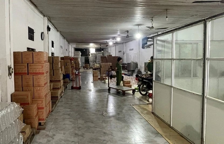 Khu vực sản xuất, chế biến nước chấm, tương ớt Công ty Ngân Hà.