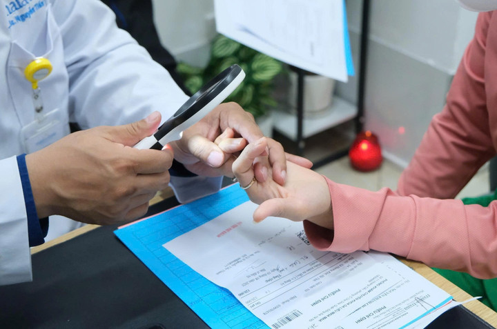 Bác sĩ thăm khám cho bệnh nhân viêm da cơ địa.