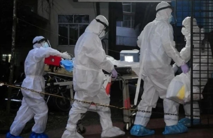 Một bệnh nhân được các bác sĩ xác định nhiễm virus Nipah được chuyển vào khoa hồi sức tích cực (ICU) của khu cách ly Nipah năm 2024. (Ảnh: Reuters)