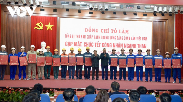 Tổng Bí thư Tô Lâm và Thủ tướng Phạm Minh Chính trao quà cho công nhân ngành than tại Quảng Ninh.