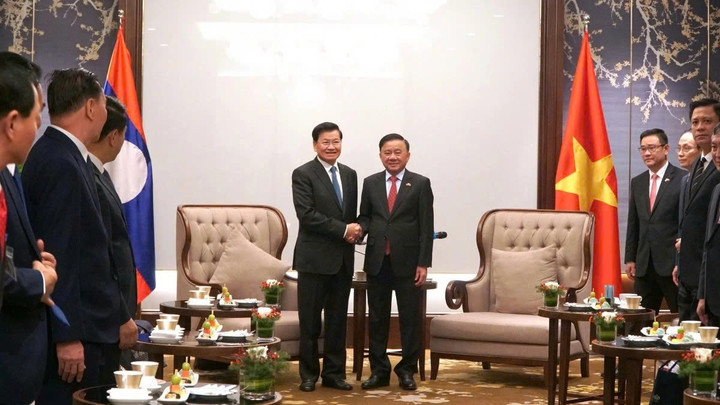 Thường trực Ban Bí thư Trần Cẩm Tú và Tổng Bí thư, Chủ tịch nước Lào Thongloun Sisoulith.