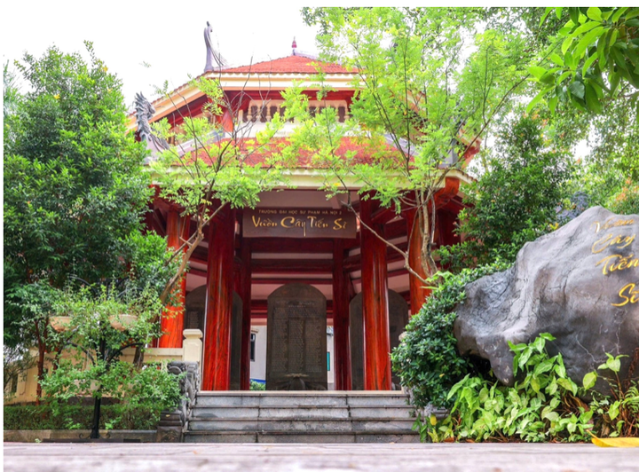 "Vườn cây tiến sĩ" trong khuôn viên Trường ĐH Sư phạm Hà Nội được xem là nơi để lưu danh các giảng viên của trường. (Ảnh: HPU2)