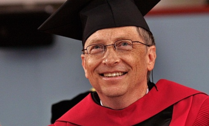 Bill Gates nhận bằng danh dự của Đại học Harvard năm 2007. (Ảnh: CNBC)