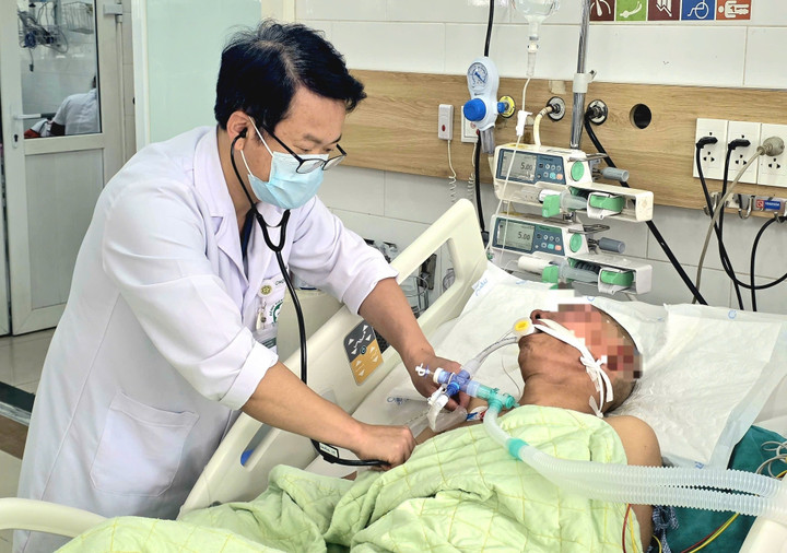 Bác sĩ Trung Tâm Chống độc thăm khám cho bệnh nhân.